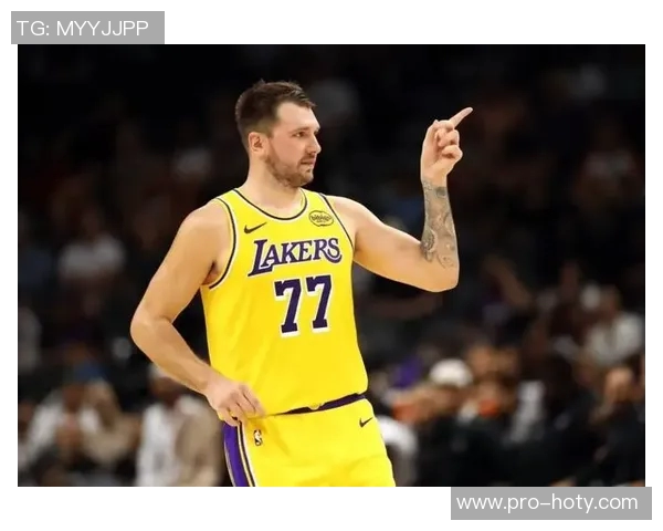 老詹开心点赞东契奇罚球失手未能达成50分替补席队友乐开怀